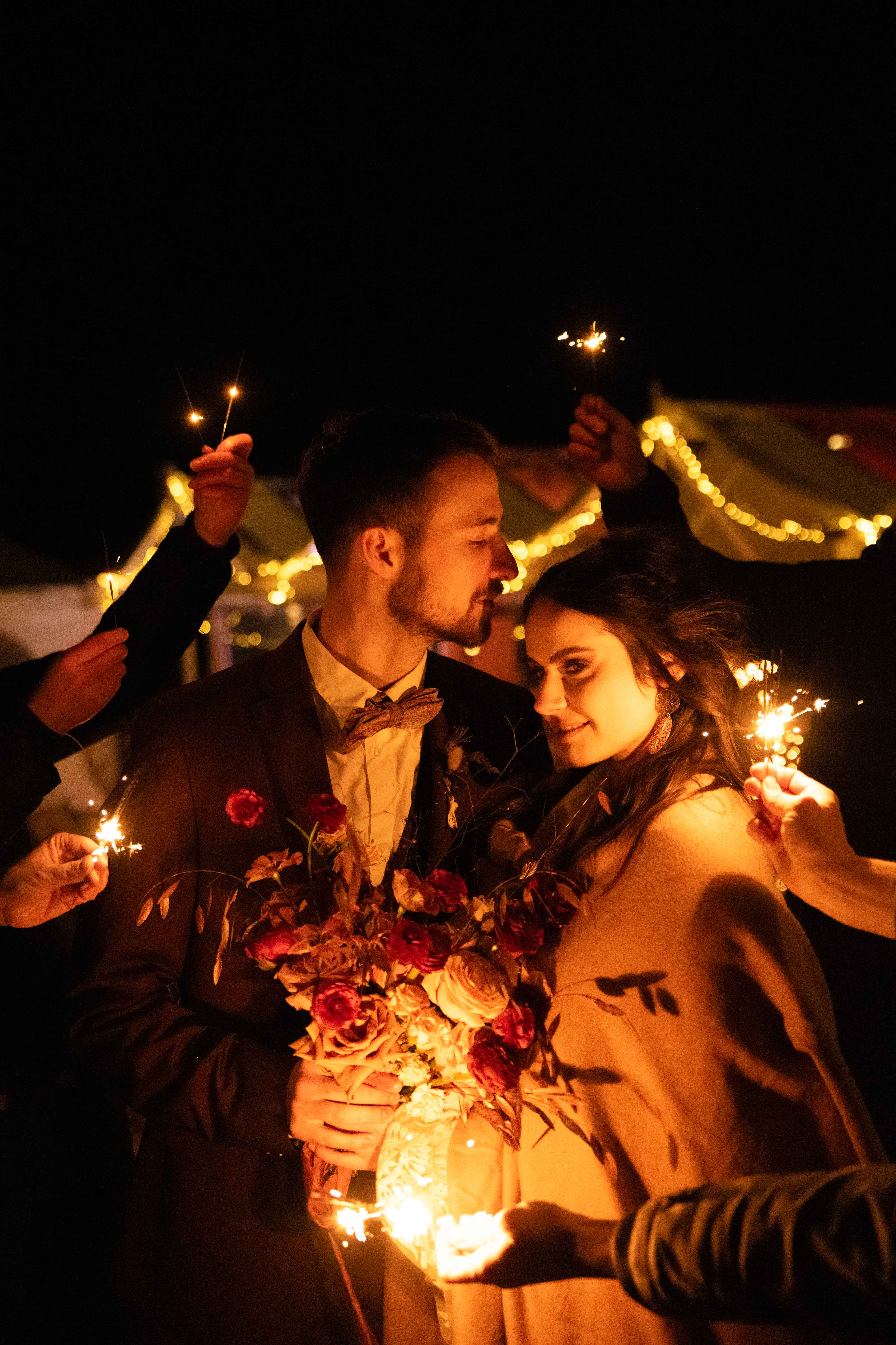 Hochzeitsfoto Brautpaar unter Freunden