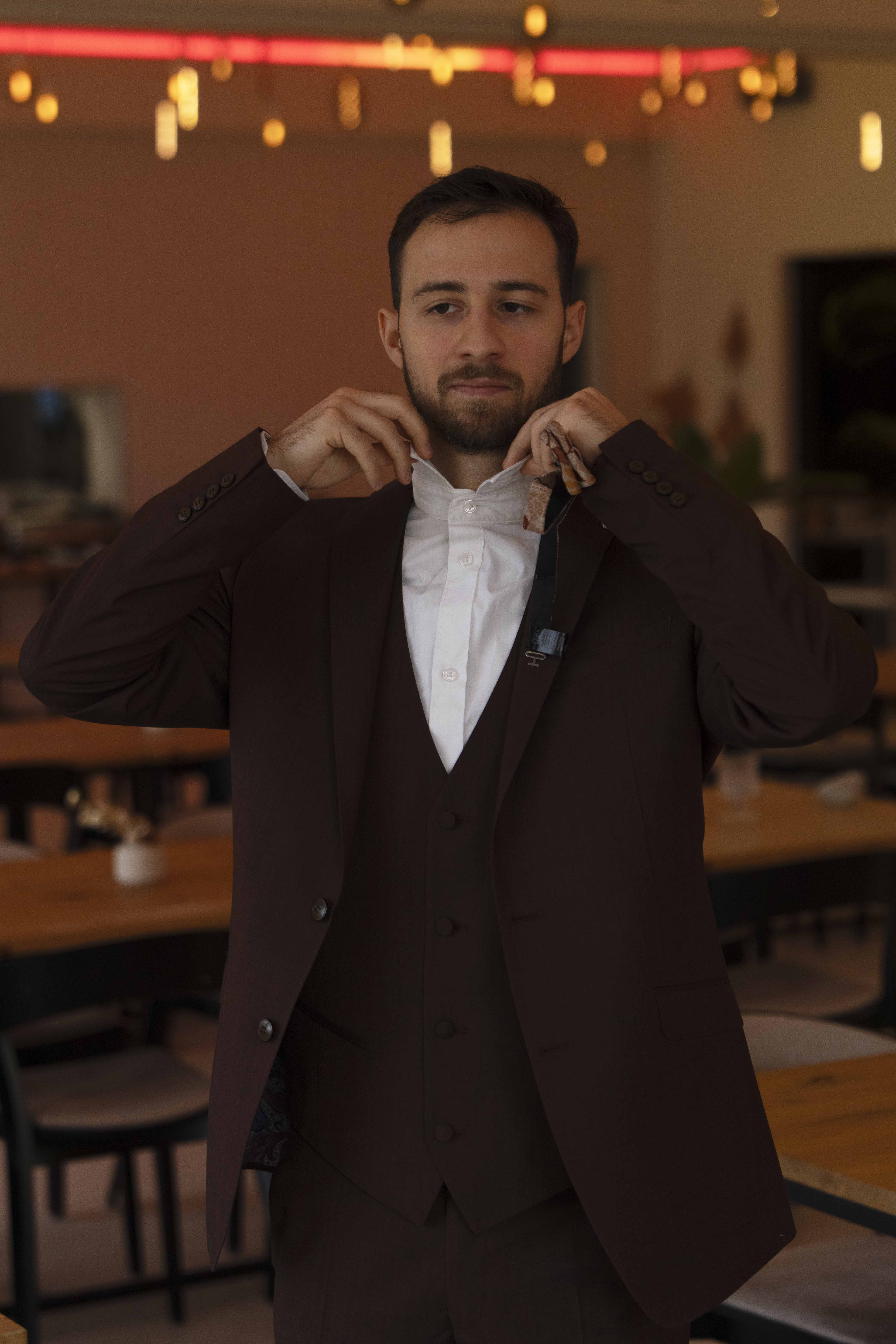 Fotograf sieht Bräutigam