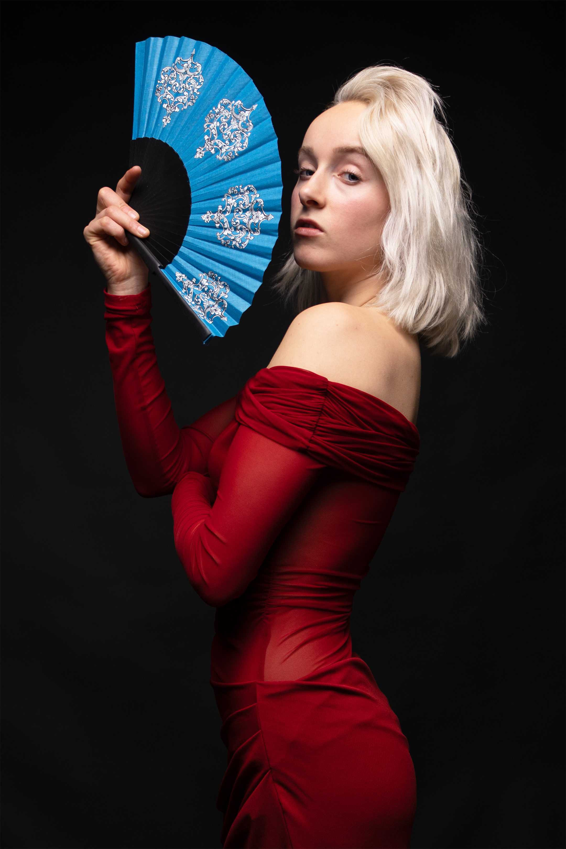 Portrait Dame im roten Kleid