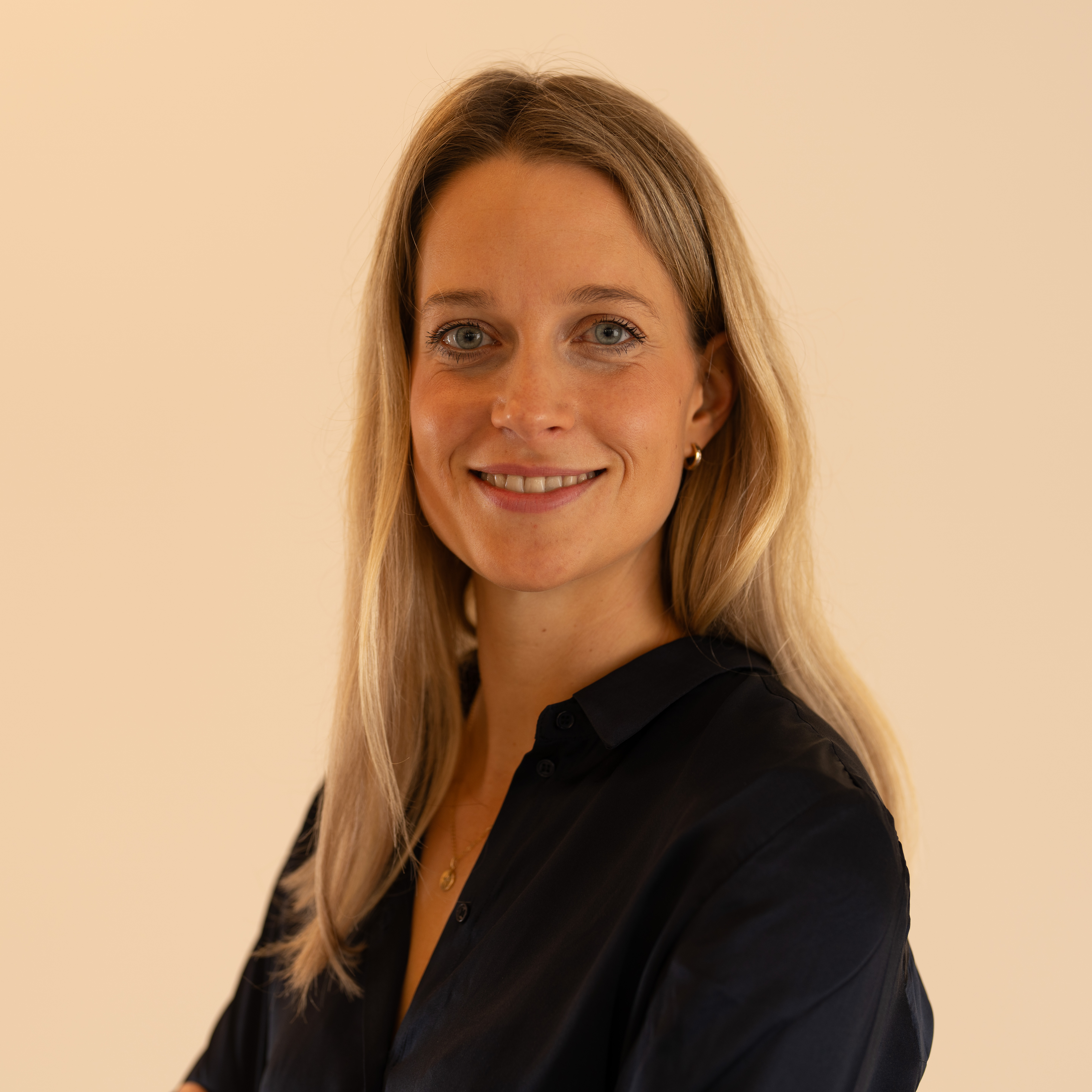 Portrait-Foto Dame lächelt