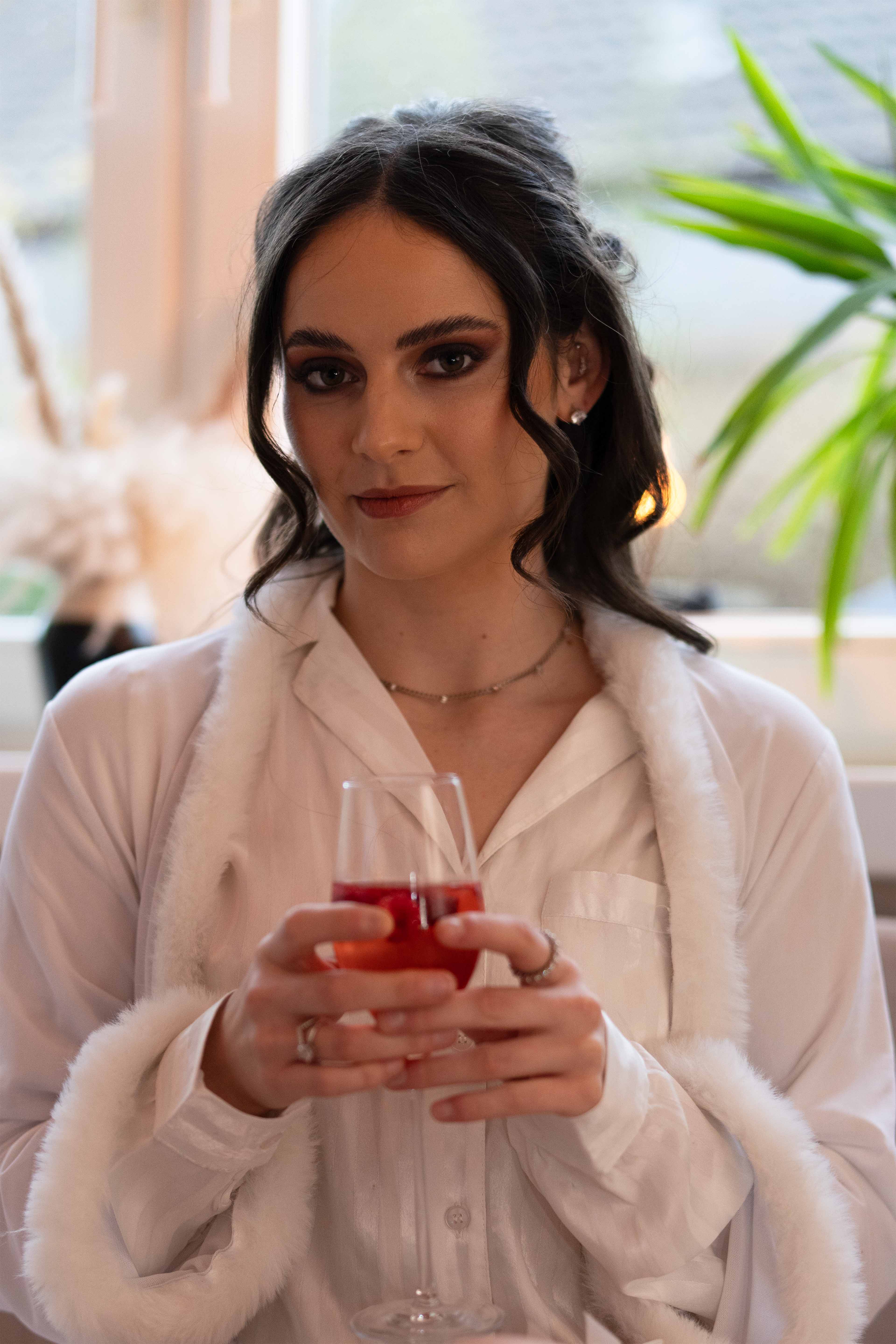 Portrait-Foto Braut mit Glas