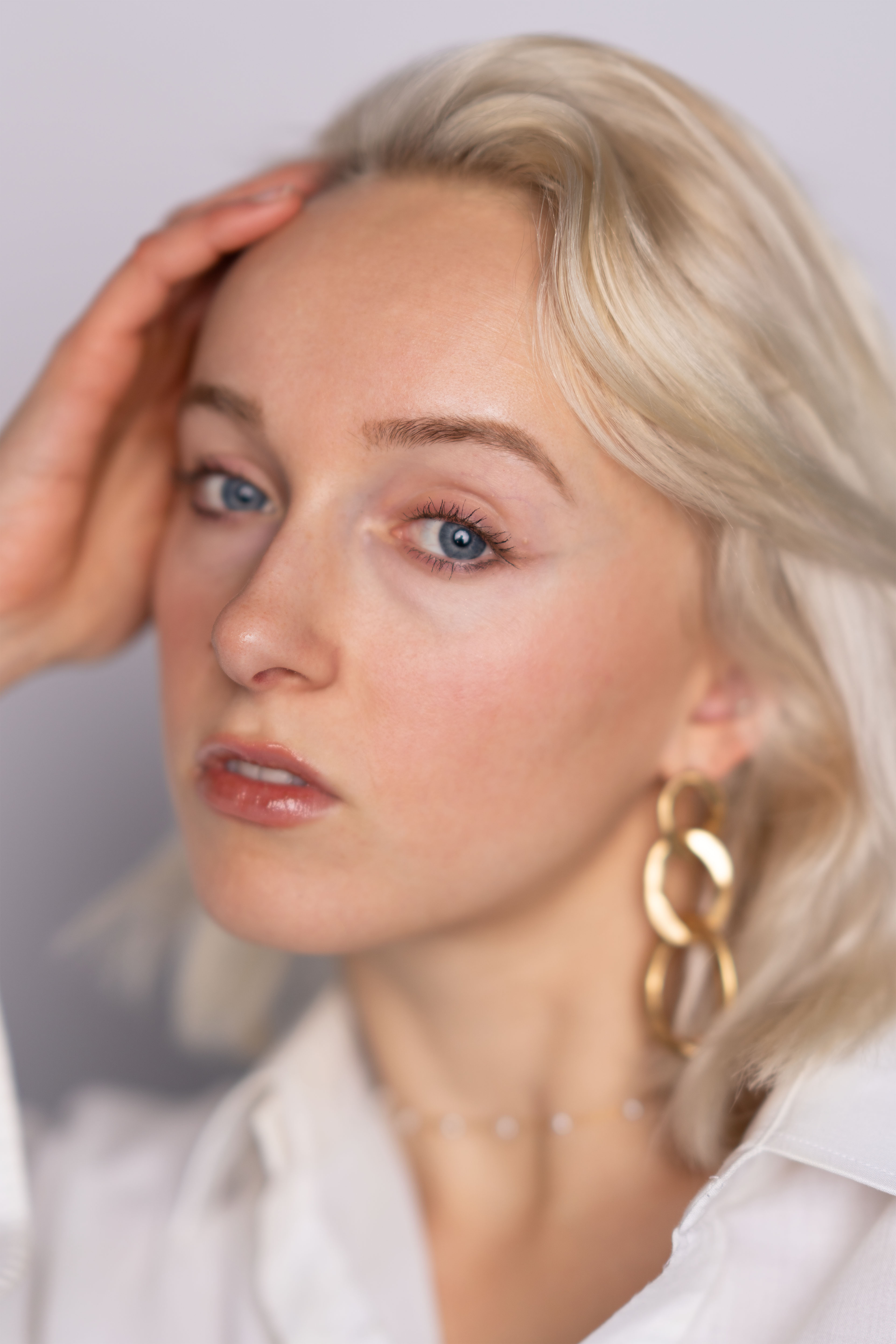 Portrait-Foto Dame mit goldenem Ohrring