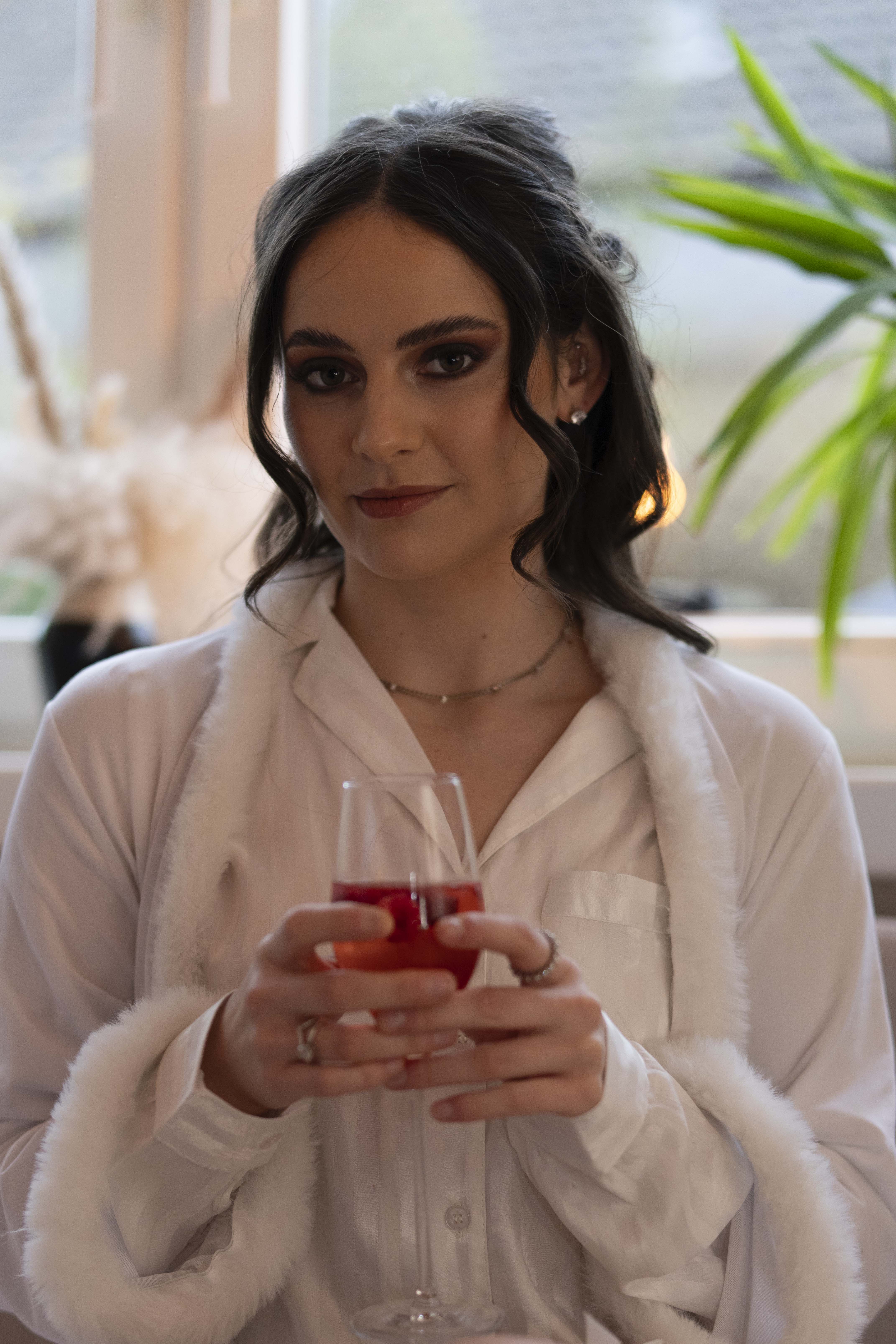 Portrait-Foto Braut mit Glas
